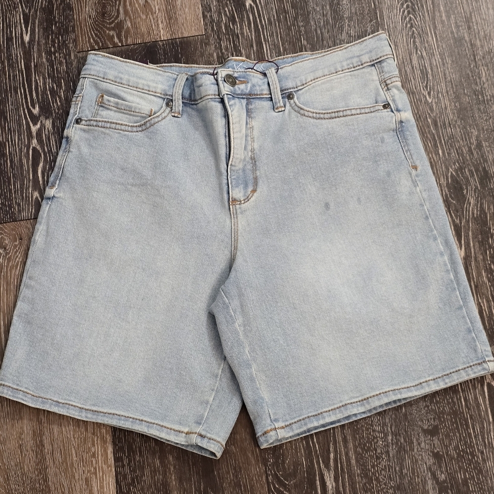 Cool off in Gloria Vanderbilt's relaxed denim shorts various sizes - Picture 8 of 9